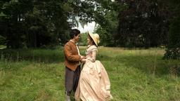 Prinzessin Victoria von Siebenlande (Jeanne Goursaud) und den Schweinehirt (Emilio Sakraya) kommen sich näher.