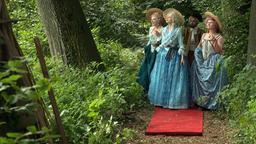 Prinzessin Victoria von Siebenlande (Jeanne Goursaud) und ihre Hofdamen Mine (Judith Neumann) und Tine (Lisa Hrdina) spazieren im Park und versuchen, jeglichen Kontakt zur Natur zu vermeiden.