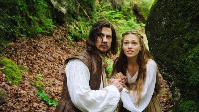 Tief im Wald kommen Prinz Moritz (Kristian Kiehling) und seine geliebte Lisa (Julie Engelbrecht) dem Fremden und seinen Namen auf die Spur .