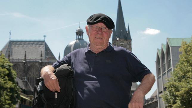 Bild: WDR/Dirk Borm Von Aachen nach Görlitz führt Armins Weg bei seiner dritten "Deutschlandreise mit der Maus". 20 Jahre nach dem Fall der Mauer erkundet Filmemacher Armin Maiwald, was am "Wanderweg der deutschen Einheit" zu entdecken ist. Nachdem er schon mit Auto, Zug und Schiff unterwegs war, hat er bei dieser "Deutschlandreise" die Wanderstiefel geschnürt und durchquert zu Fuß das Land.