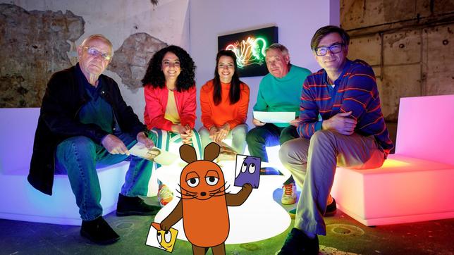 Bild: WDR/Michael Schwettmann Zum 50. Geburtstag schaut die Maus in die Zukunft – Armin Maiwald, Siham El-Maimouni, Clarissa Corrêa da Silva, Christoph Biemann und Ralph Caspers melden sich aus dem Zentrum für Internationale Lichtkunst in Unna.