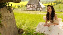 Aschenputtel (Aylin Tezel) verwandelt sich am Grab ihrer Mutter (Quelle: WDR/Hardy Spitz)