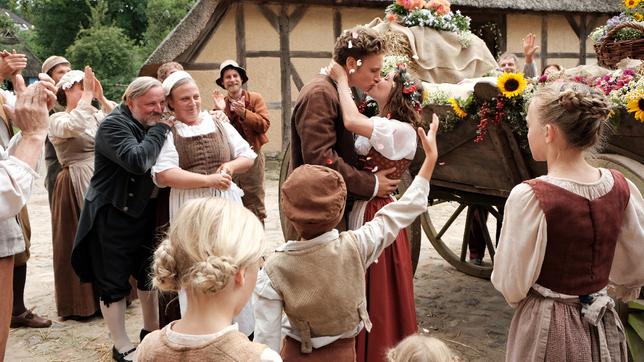 Hochzeit von Andrees und Maren - Axel Prahl (Iven), Gabriela Maria Schmeide (Stine), Rafael Gareisen (Andrees), Janina Fautz (Maren); Quelle: NDR/ Marion von der Mehden
