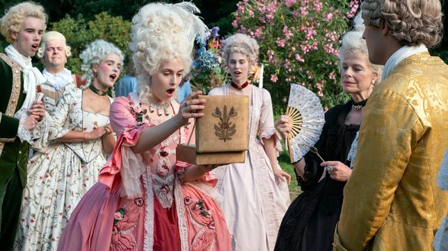 Prinzessin Aurora (Josefine Voss) freut sich über Prinz Lazlos (Moritz Lehmann) Geschenk (Quelle: rbb/Michael Rahn)