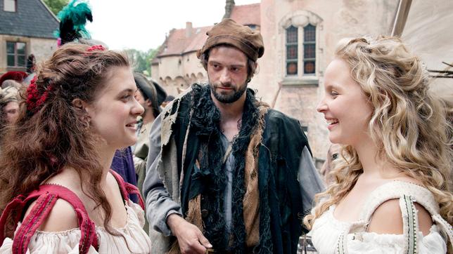 Schneeweißchen (Sonja Gerhardt, rechts) und Rosenrot (Liv Lisa Fries, links); Quelle: MDR/Steffen Junghans