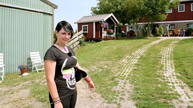 Laura auf dem Hof