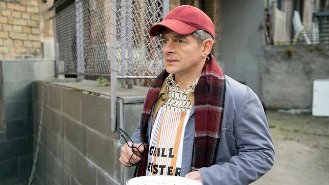 Bild: SWR/Markus Palmer Aus dem Hausmeister (Volker Zack Michalowski) wird heute ein Grillmeister.