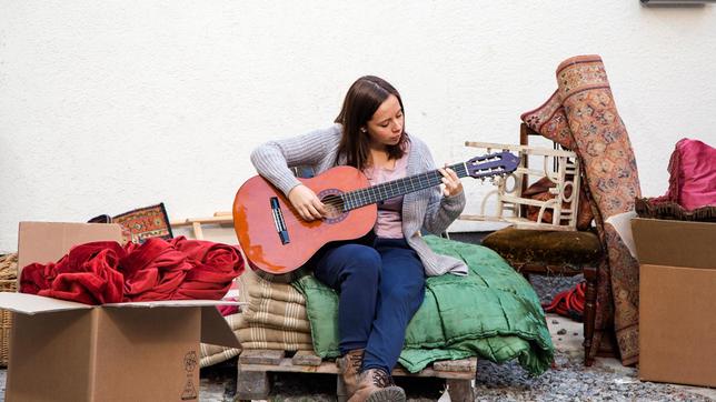 Bild: SWR/Markus Palmer Meike (Meike Seemüller) will in Ruhe Gitarre üben - aber wo? Überall wird sie gestört!