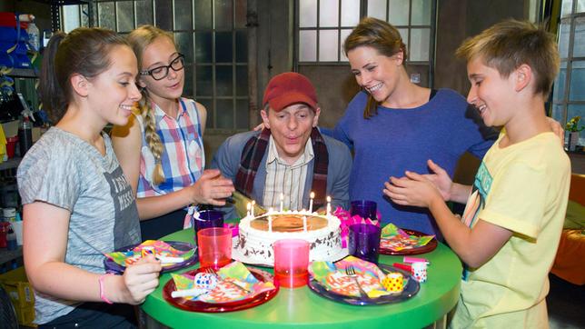 Bild: SWR/Alexander Kluge v. li.: Meike Seemüller, Charlotte Herbers, Motzgurke (Volker Zack Michalowski), Katharina Küpper, Dean Feyhl.