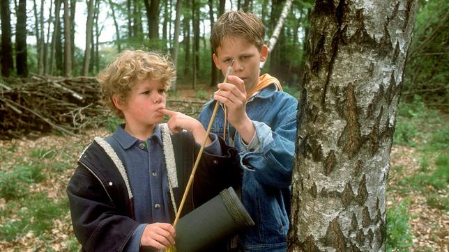 Bild: NDR/Televersal Ben (Tim Küchler, links) und Patrick (Jonas Reinsch) finden im Wald den Pfeil eines Bogenschützen.
