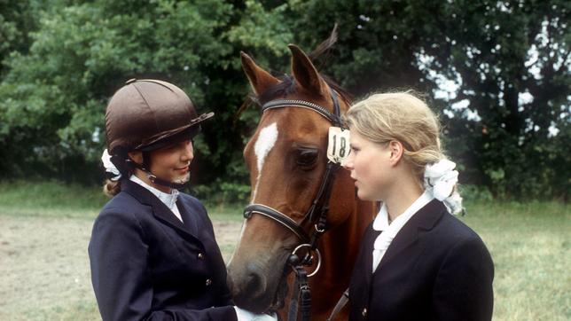 Bild: NDR/Televersal Bimbo (Friederike Hallermann, links) ist sauer, dass Hanna (Nina Kirschner, rechts) "Grazia" auf dem Turnier reiten wird.