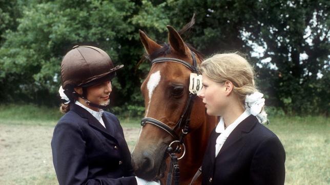 Bimbo (Friederike Hallermann, links) ist sauer, dass Hanna (Nina Kirschner, rechts) "Grazia" auf dem Turnier reiten wird.