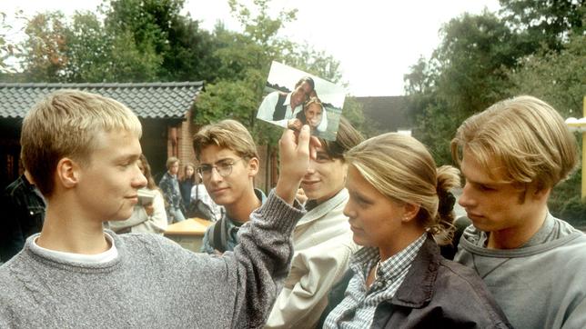 Bild: NDR/Televersal Gerangel um Bimbo (Friederike Hallermann, 2. v. rechts). Werner (Jan Kruse, links) und Olaf (Alexander Kruse, rechts) haben eine Wette abgeschlossen, bei der es um Bimbo geht.