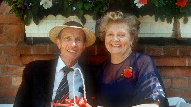 Oma (Ursula Hinrichs, rechts) und Opa (Heinz Lieven, links) feiern Rubin-Hochzeit. Sie haben sich dabei eine Überraschung ausgedacht: Dr. Kistler und Dolly Malzahn werden ihre Hochzeit ebenfalls am gleichen Tage auf dem Süderhof feiern.