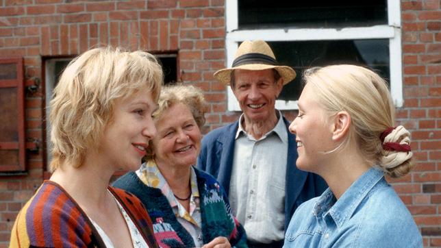 Bild: NDR/Televersal Sonia Brendel (Sabine Kaack, links), Oma (Ursula Hinrichs) und Opa (Heinz Lieven) freuen sich, dass Bimbo (Friederike Hallermann) wieder da ist.
