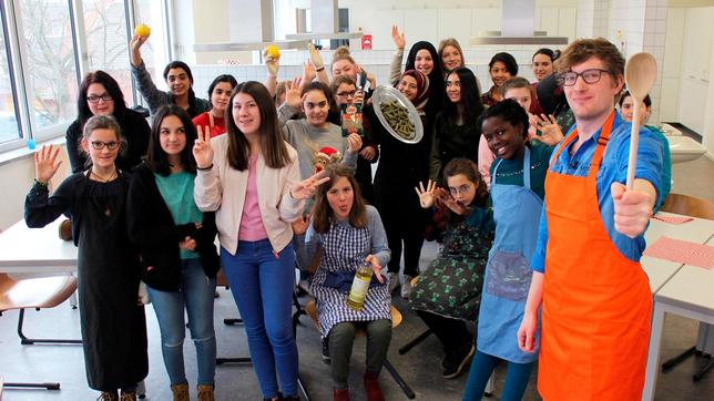 Bild: WDR/tvision Robert mit der CARE Profilklasse der Marie-Kahle-Schule in Bonn