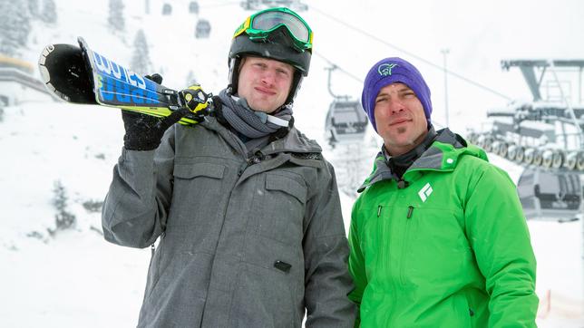 neuneinhalb Ab in den Schnee – Gibt es die perfekte Piste? Moderator Robert mit Werner Hanselitsch vor den Skigondeln.