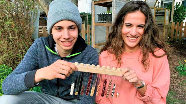 Die Moderatorin Mona zusammen mit dem 17-jährige Saatgut-Sammler Nils.