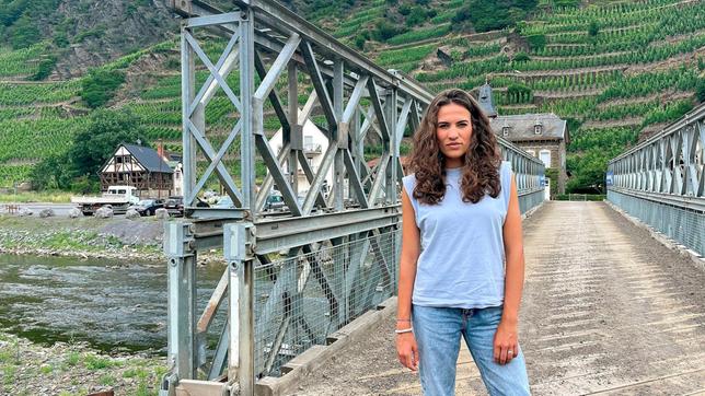 Bild: WDR Die Schäden der Flutkatastrophe sind im Ahrtal noch immer sichtbar. Mona steht vor einer betroffenen Brücke und einem kaputten Haus.