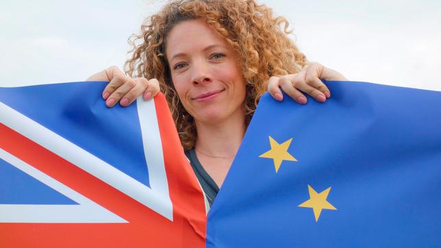 Bild: WDR/tvision Gesa beschäftigt sich heute mit dem Thema "Goodbye EU - Die Briten stimmen für den Brexit" und trennt eine Fahne in der Mitte – links ist die Flagge Großbritanniens zu sehen, rechts die der EU.