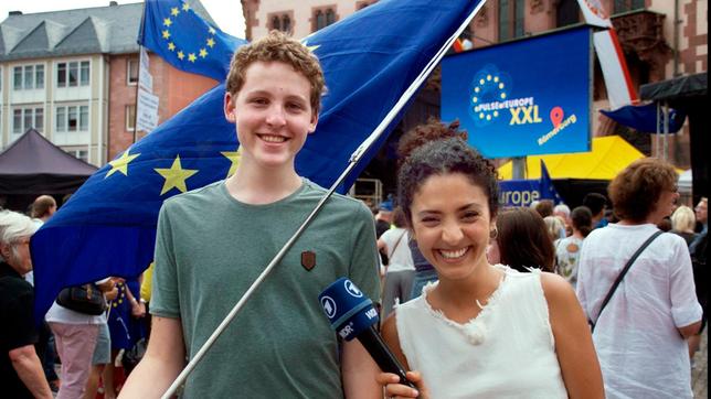 Bild: WDR/tvision In der Europäischen Union gibt es seit einiger Zeit Misstöne, es rummst und knirscht an vielen Ecken und Enden. Warum das so ist, will Siham in der Sondersendung „So klingt Europa – ein neuneinhalb Spezial“ herausfinden.