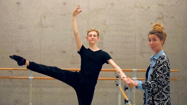 Bild: WDR/tvision Jana besucht Niklas beim Training an der Palucca Hochschule für Tanz in Dresden.