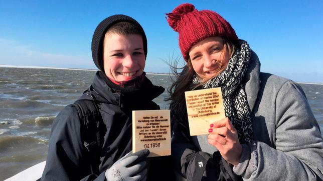 Jana (r) mit der Wissenschaftlerin Rosanna Schöneich-Argent auf der Fähre nach Langeoog.