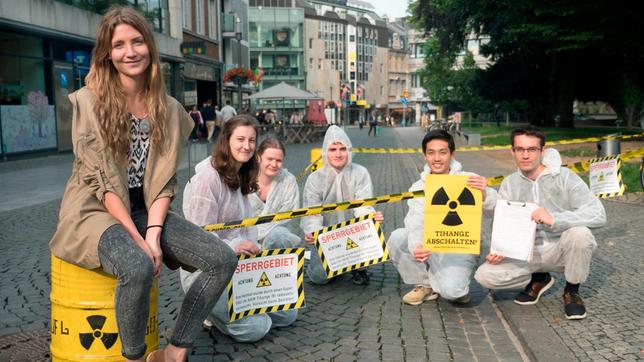 Bild: WDR/tvision Jana (l) mit Jugendlichen der Jugendorganisation der GRÜNEN in Aachen bei einer Unterschriftenaktion gegen das belgische Atomkraftwerk Tihange.