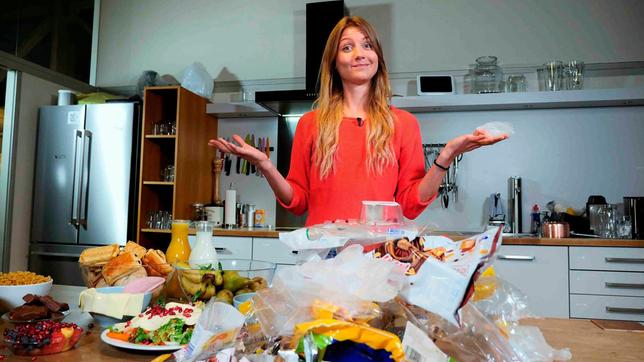 Bild: WDR Jana steht in einer Küche hinter einem großen Haufen Plastikverpackungen.