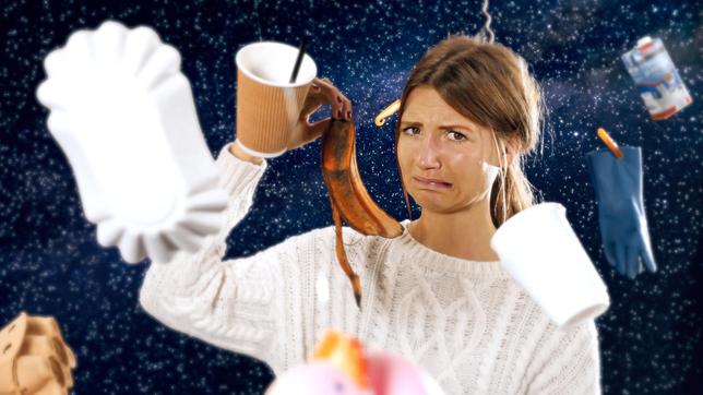 Bild: WDR/tvision Jana steht vor dem dunklen Sternenhimmel. Sie beschäftigt sich heute mit dem Thema "Gefährliche Geschosse – Warum Weltraumschrott ein Problem ist"