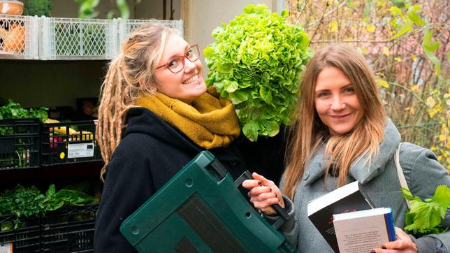 Bild: WDR Jana (r) steht zusammen mit Tine von foodsharing vor einem Stapel Kisten mit Lebensmitteln und beschäftigt sich mit dem Thema "Teilen statt kaufen - Gut für Geldbeutel und Umwelt?!"