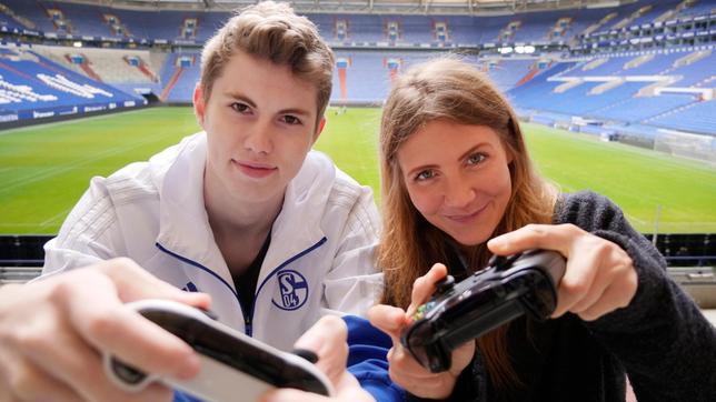 Jana und der Schalker eSportler Tim Schwartmann in der Veltins-Arena in Gelsenkirchen.