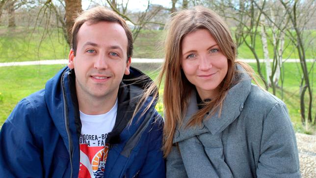 Bild: WDR/tvision Jana und Felix sitzen gemeinsam im Park