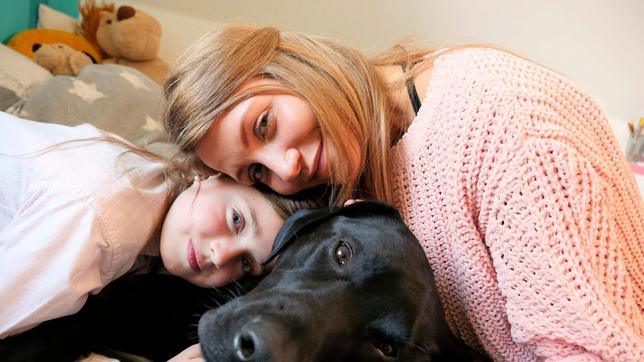 Bild: WDR Jana und Siona kuscheln mit Sionas schwarzem Labrador Pluto.