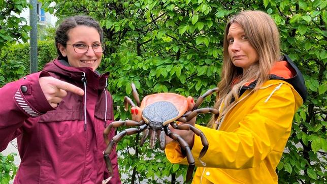 Jana (r) und Wissenschaftlerin Katrin mit einem Zeckenmodell.