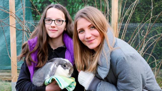 Bild: WDR/tvision Jana (r) zu Besuch bei Tahira.
