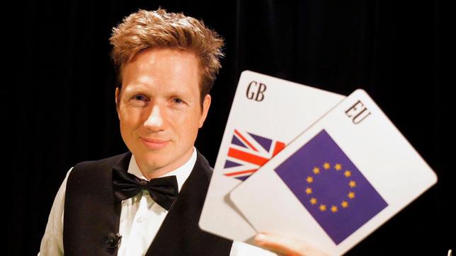 Johannes als Croupier verkleidet, mit britischer und europäischer Spielkarte.