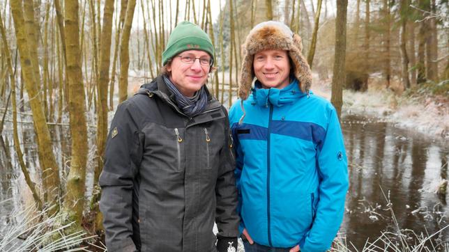 Johannes (r) mit René Hertwig vom NABU im Großen Moor bei Gifhorn.
