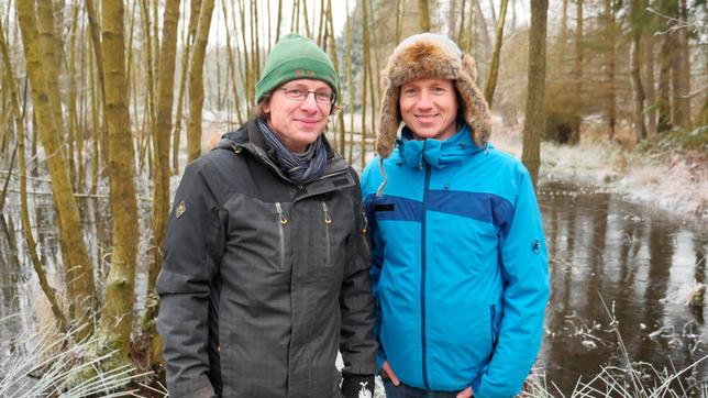 Johannes (r) mit René Hertwig vom NABU im Großen Moor bei Gifhorn.