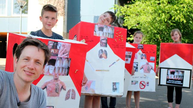 Johannes trifft Kinder an der Peter-Weiß-Gesamtschule in Unna, die mit verschiedenen Aktionen über die Gefahren von Rauchen aufklären wollen.