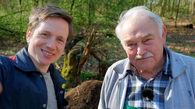 Bild: WDR/tvision Johannes (l) und Ameisenschützer Heinz van den Brock vor einem erfolgreich umgesiedeltem Ameisenhaufen.