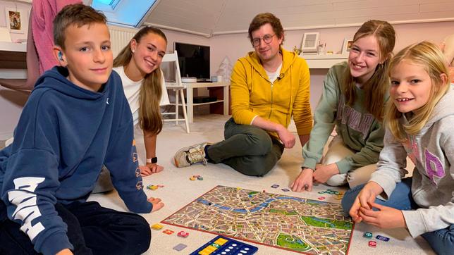 Bild: WDR Julius, Lina, Maja und Livia leben in einer Patchworkfamilie.
