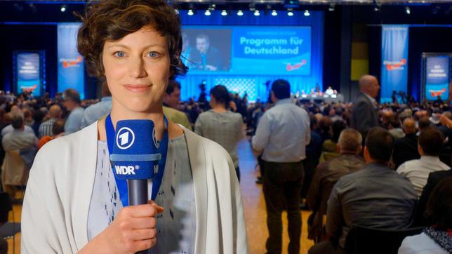 Bild: WDR/tvision Malin auf dem Bundesparteitag der AfD in Stuttgart am 30. April.