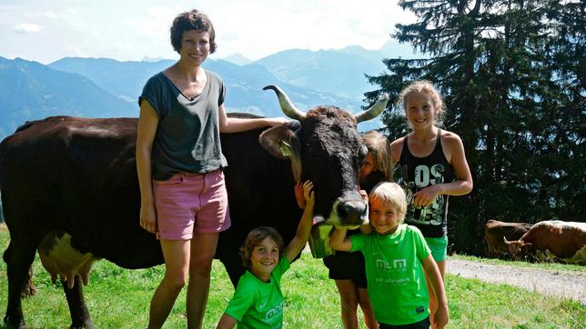 Bild: WDR/tvision Malin (l) auf der Weide, mit Hannes, Linda, Magdalena und Roman, versammelt um eine Kuh.