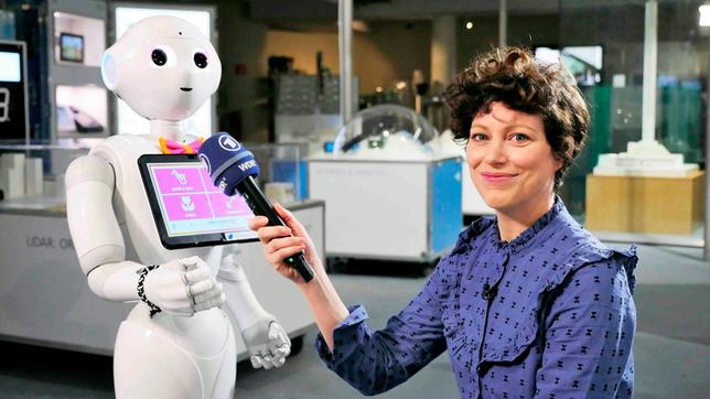 Bild: WDR Malin mit dem humanoiden Roboter „Pepper“.