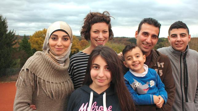 Malin mit Familie Abdulkarim, die vor ziemlich genau einem Jahr aus Syrien nach Deutschland gekommen ist.