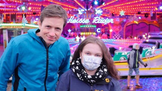 Bild: WDR/tvision Johannes (l) gemeinsam mit Jasmin auf der Kirmes.