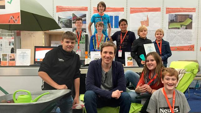 Moderator Johannes mit dem Erfinderclub "Die Nussknacker" auf der internationalen Erfindermesse in Nürnberg (IENA)