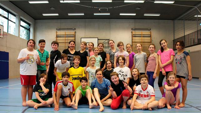 Bild: WDR/tvision Moderator Johannes mit der Klasse 6c des Schiller-Gymnasiums Köln.