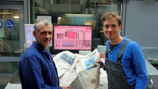 Bild: WDR/tvision Moderator Johannes (r) und Hr. Ruch von der Druckerei des Kölner Stadtanzeigers.